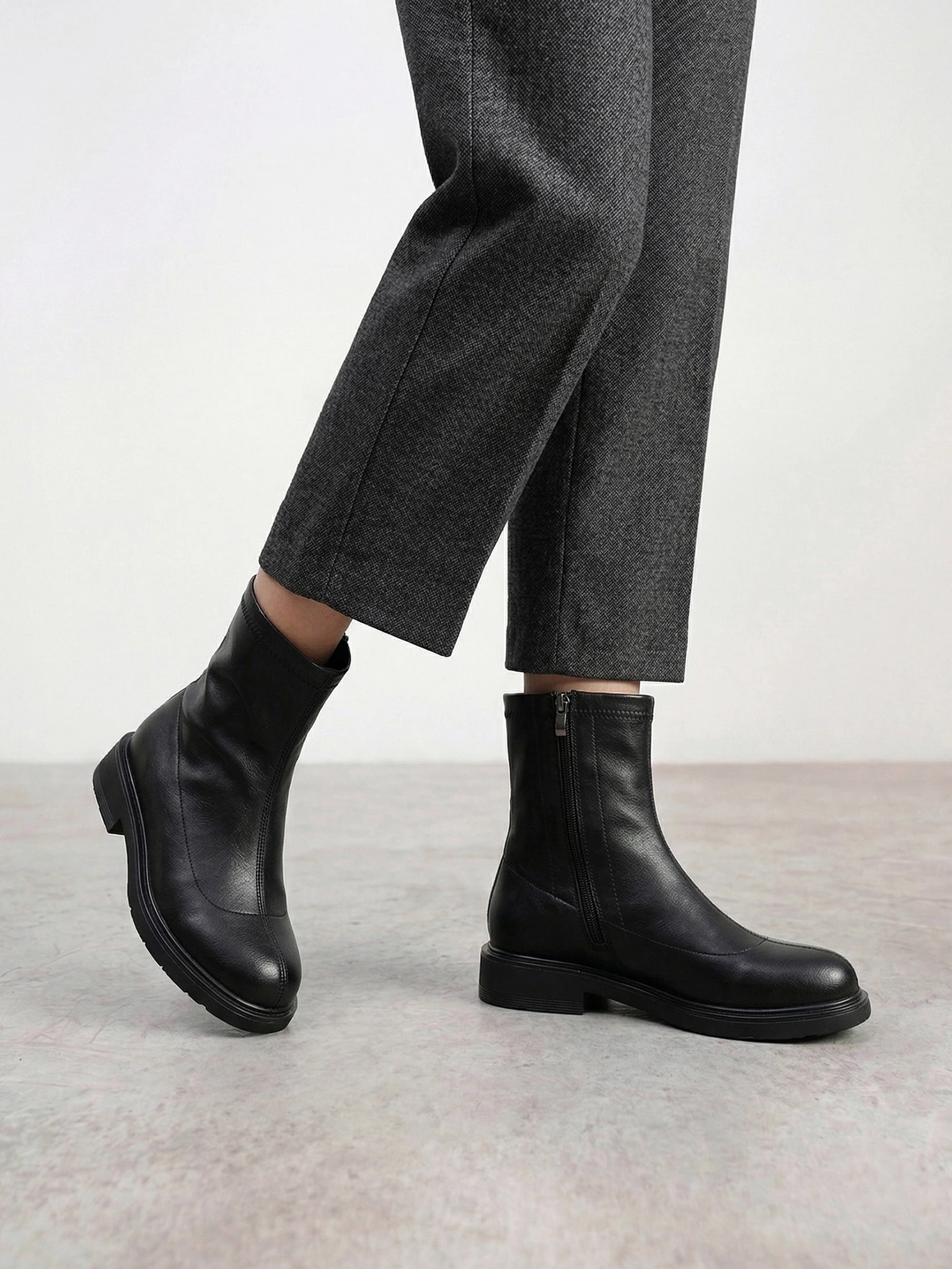 Ботинки черного цвета на низком каблуке